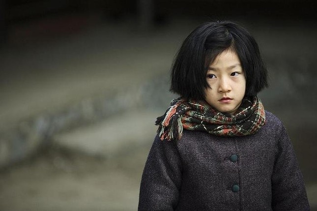 Thảm cảnh của Kim Sae Ron: Sốt 40 độ vẫn phải đóng phim nuôi cả nhà, tuổi thơ khốn khổ vì bạo lực học đường- Ảnh 3. Thảm cảnh của Kim Sae Ron: Sốt 40 độ vẫn phải đóng phim nuôi cả nhà, tuổi thơ khốn khổ vì bạo lực học đường- Ảnh 3.